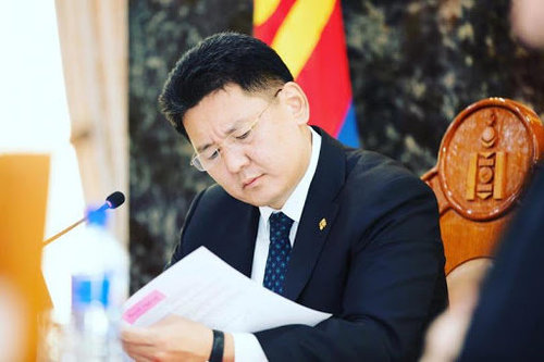 Ерөнхий сайд У.Хүрэлсүх цахилгаан хэмнэж хүйтэн өрөөнд суух болжээ